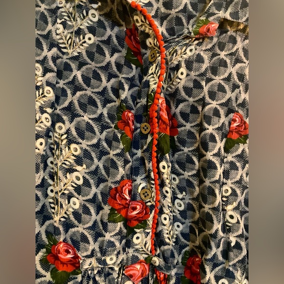 BENARES Lovely blue blouse with red flowers and detail piping. - Picture 3 of 5